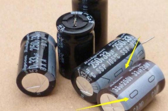 標(biāo)有正負(fù)極的電解電容器
